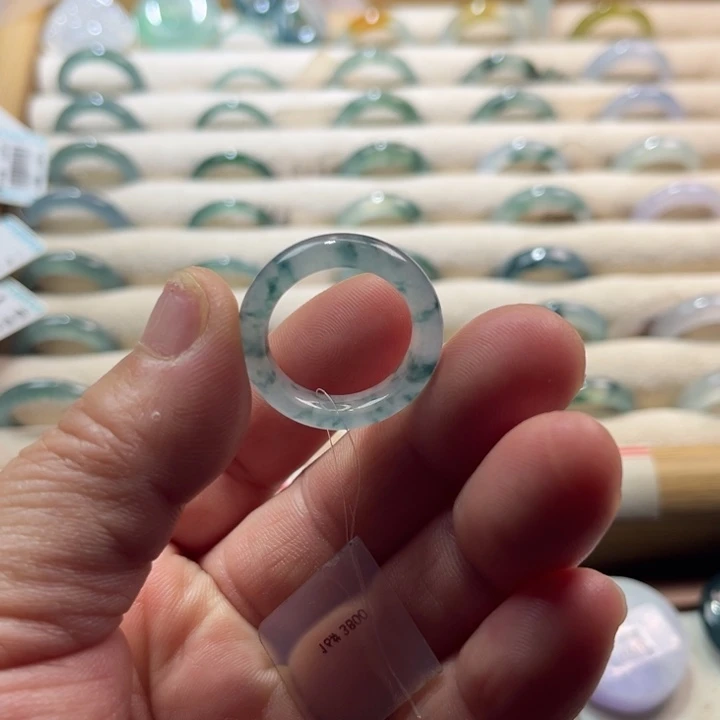 翡翠未镶嵌戒指飘花