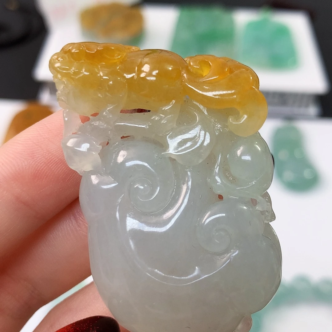 翡翠未镶嵌颈饰如意