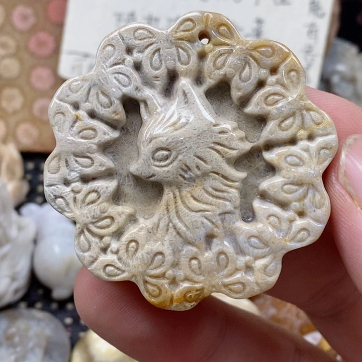 颈饰未镶嵌硅化珊瑚（珊瑚玉）