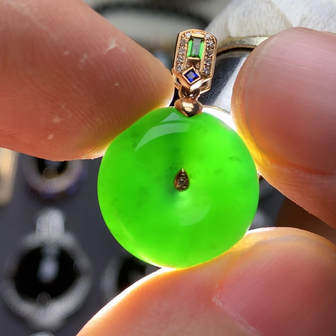 颈饰18K金镶嵌翡翠墨翠平安扣