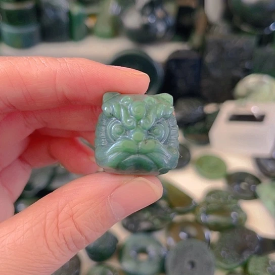 蛇纹石玉颈饰未镶嵌