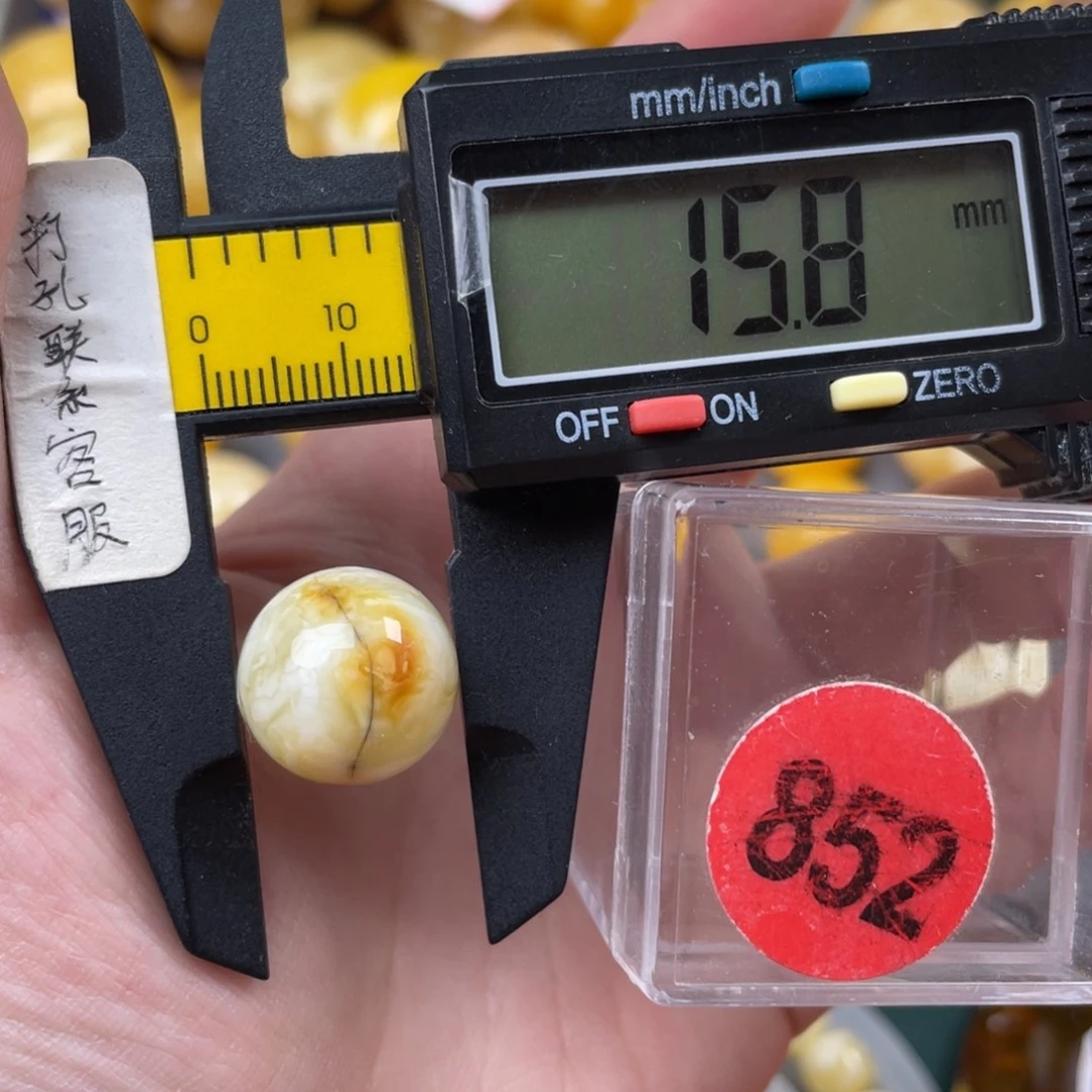 蜜蜡未镶嵌珠宝奇石