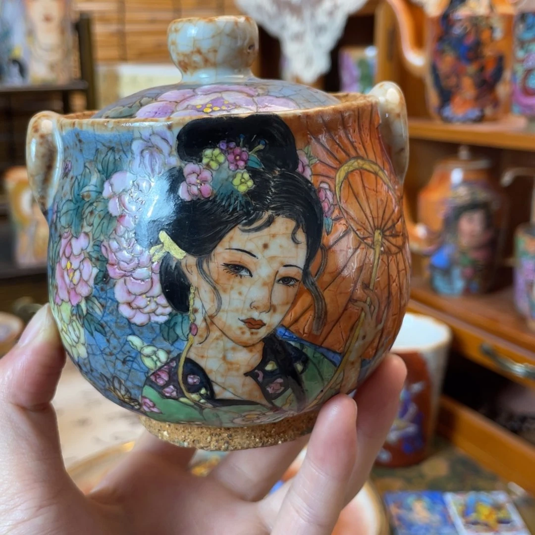 手绘古风美人手抓宝瓶