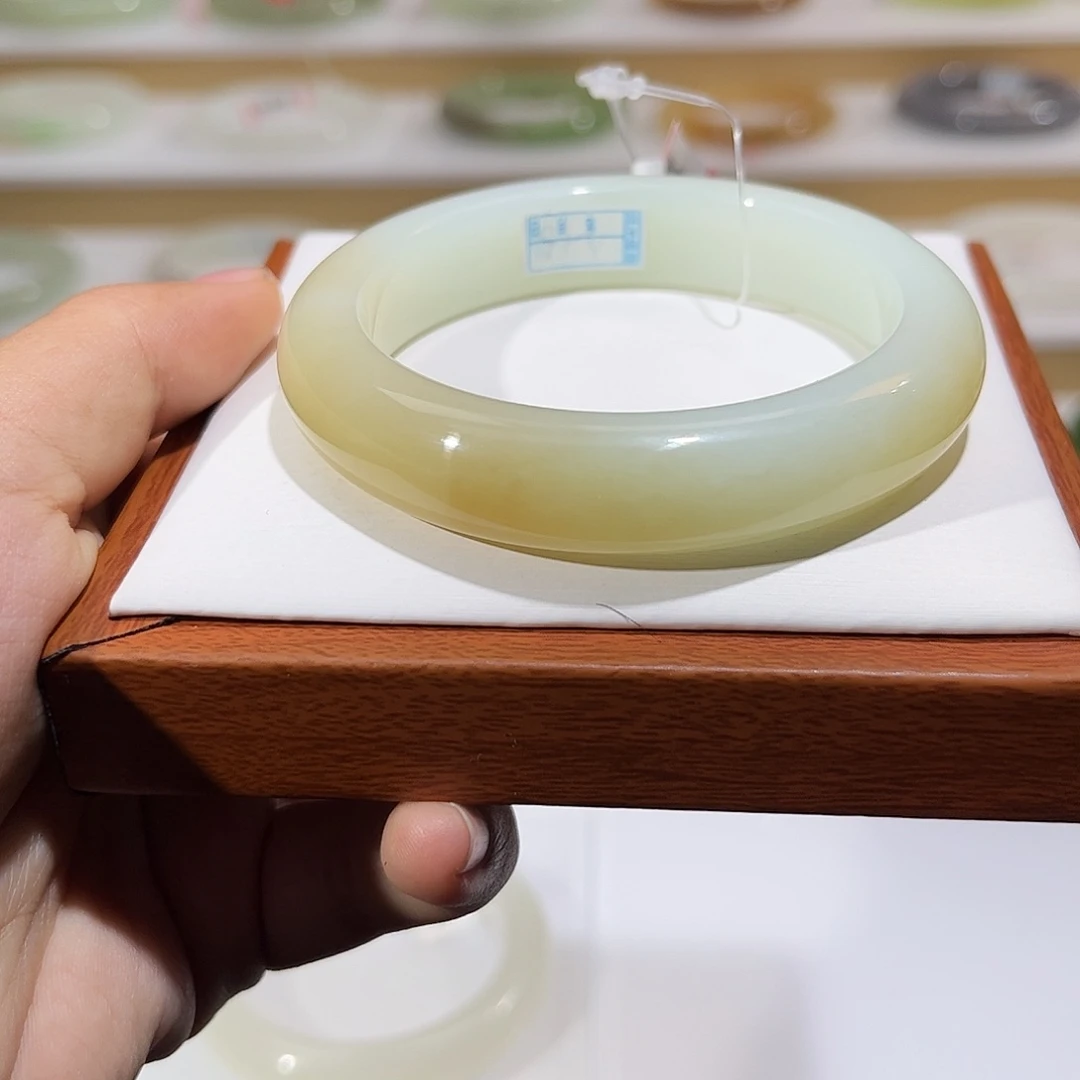 和田玉未镶嵌手镯且末糖白