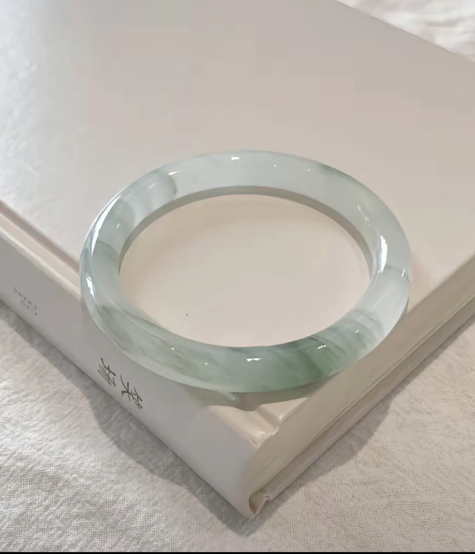 天然新疆天山翠玉镯圆条飘花晕染雪翠冰透款百搭手镯