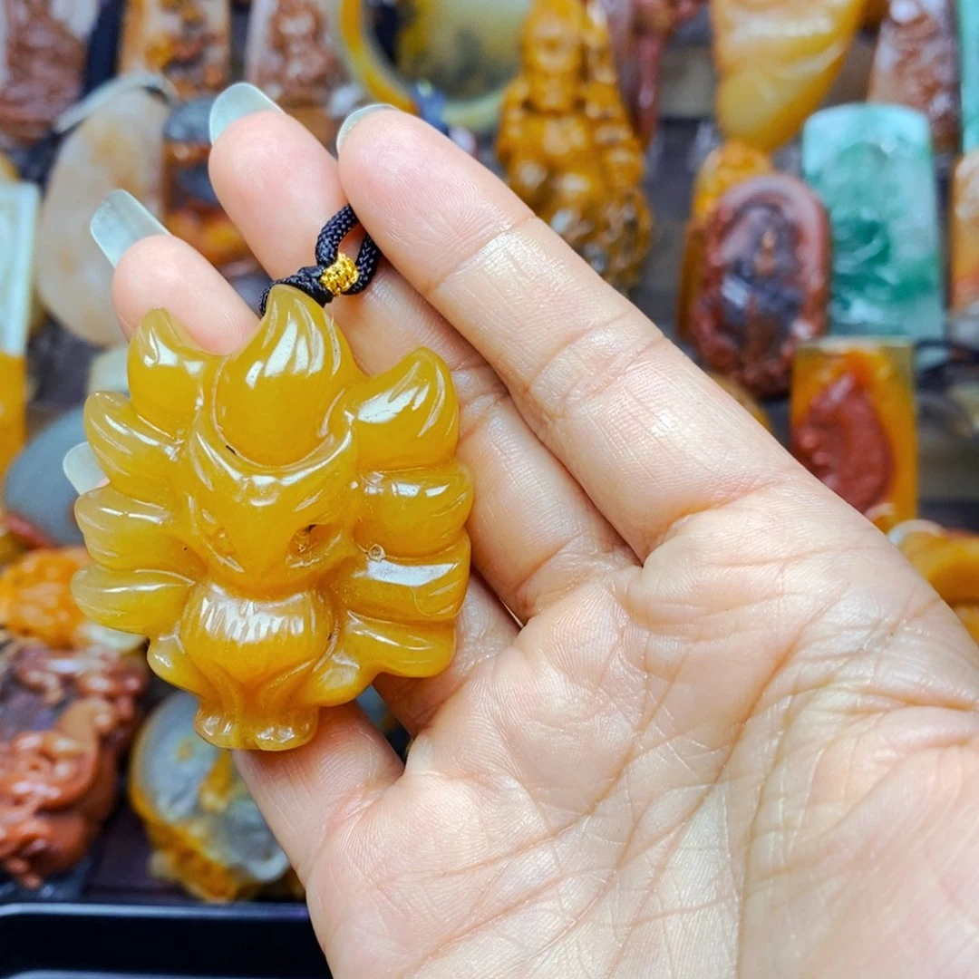 石英质玉（黄龙玉）未镶嵌颈饰