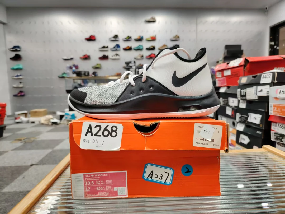 Nike  air黑白  44.5码 全新原盒  11月24 guai  A268