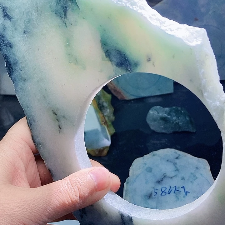 翡翠未镶嵌颈饰毛料51