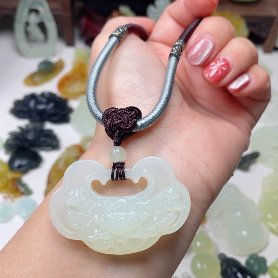 蛇纹石玉颈饰未镶嵌