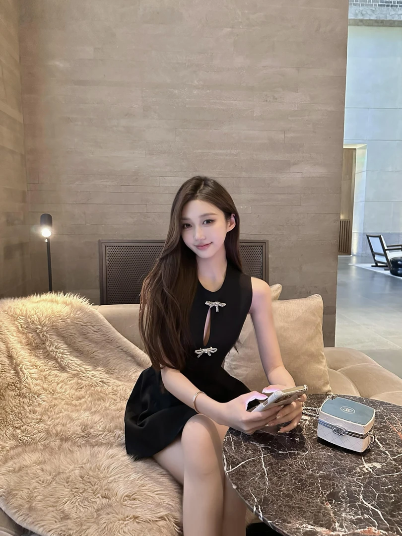 法式气质高级感小黑裙蝴蝶结镂空无袖背心连衣裙收腰显瘦A字短裙