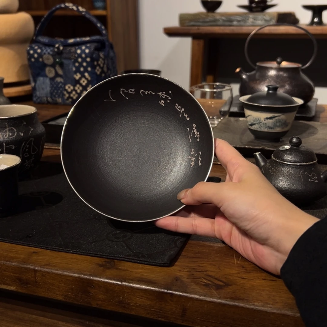 瓷片陶瓷。       陶瓷。