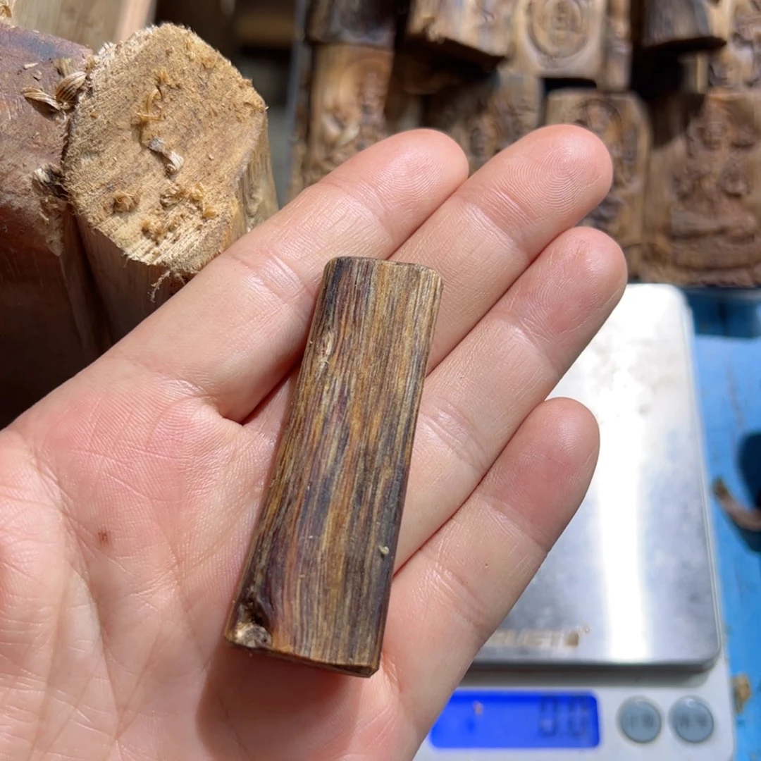 沉香吊坠乌身圆叶6.9克