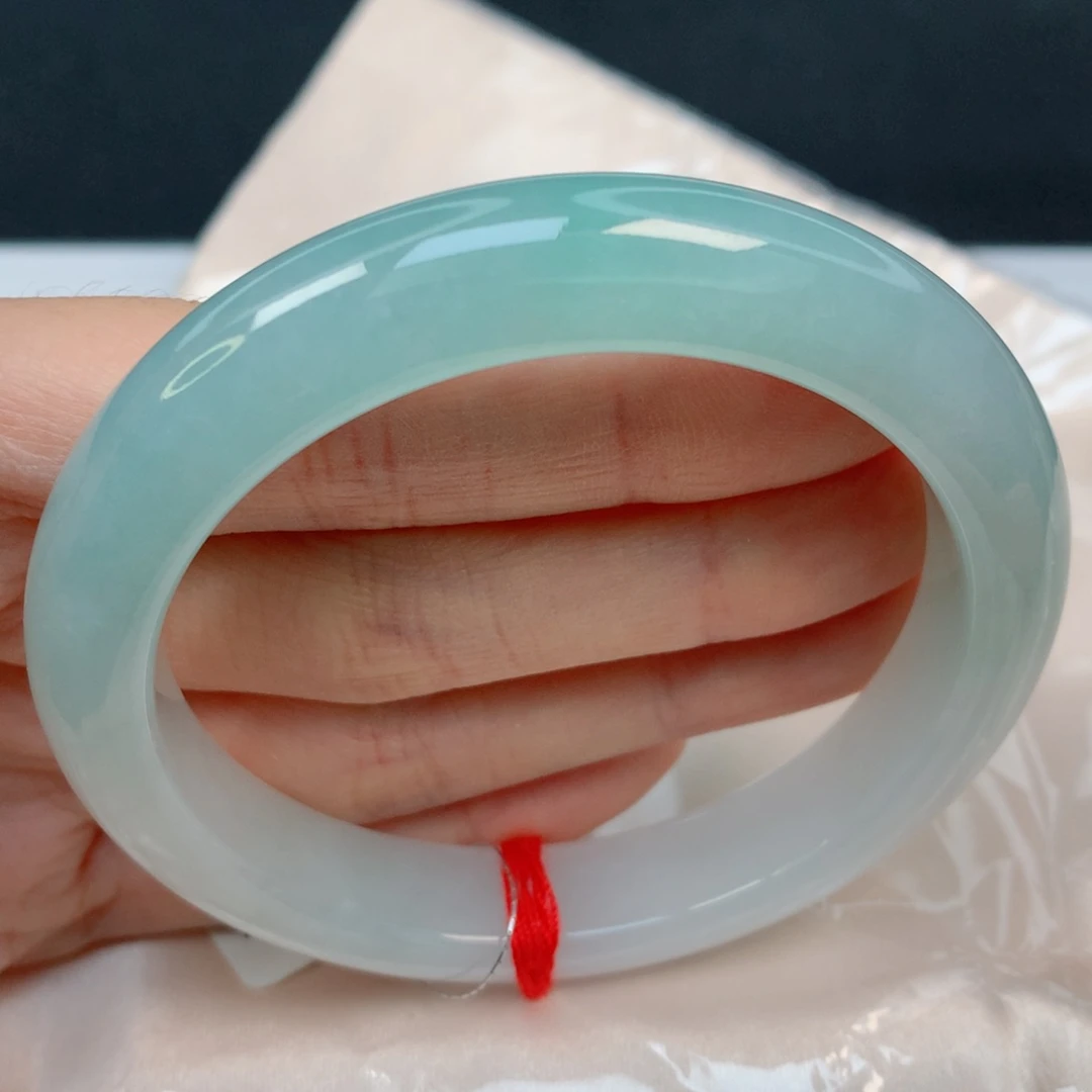 未镶嵌手镯翡翠57.8正圈，冰底胶润，浅绿半山水，044