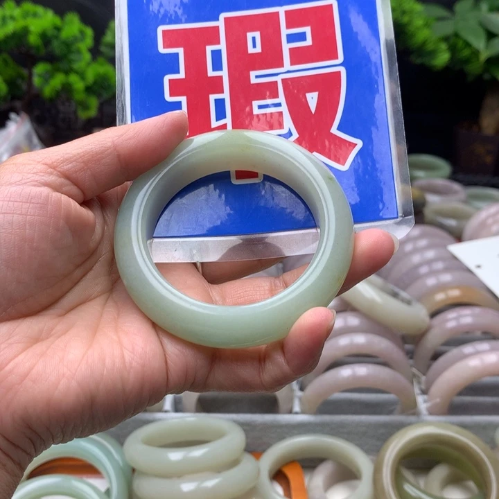 i***7石英质玉（佘太翠）未镶嵌手镯