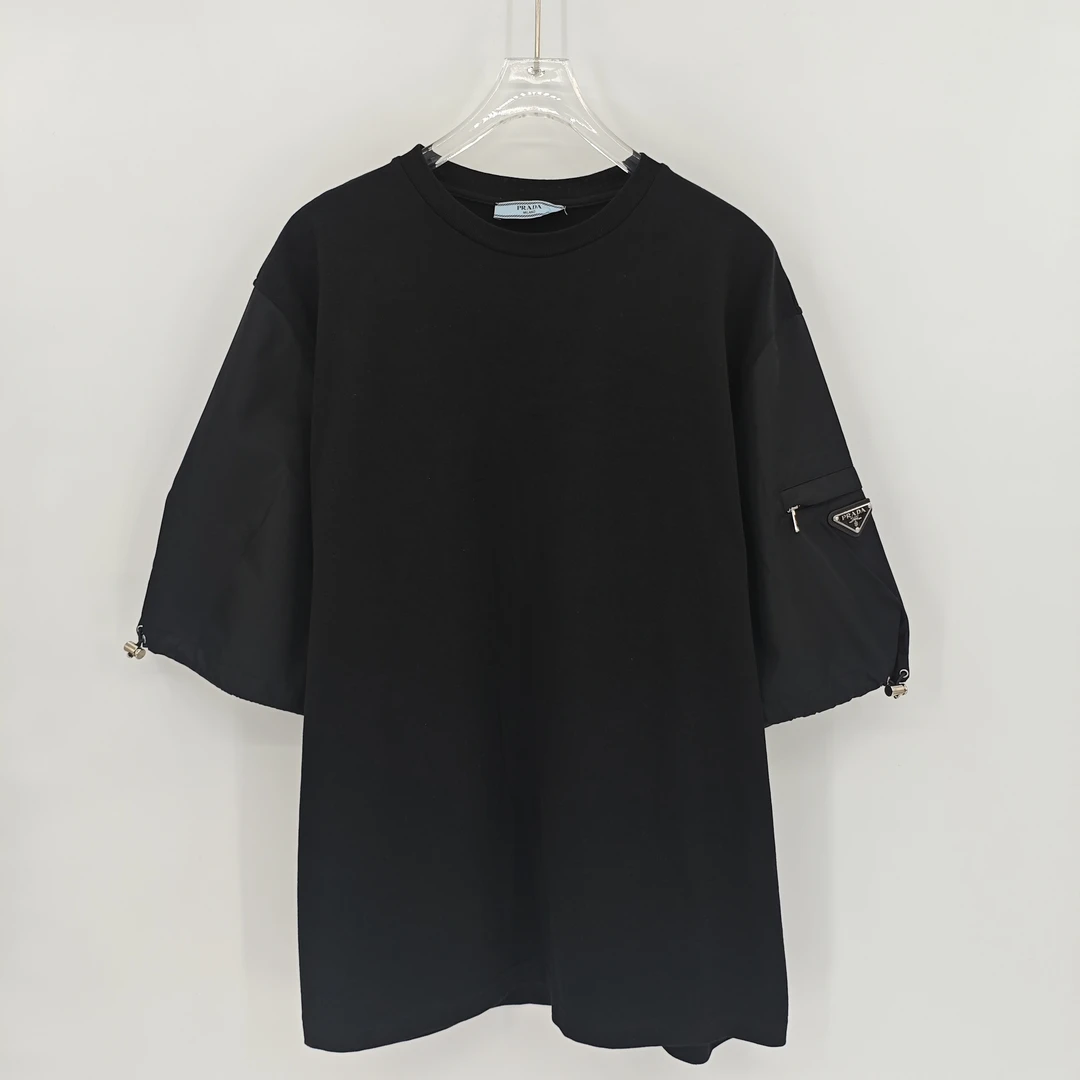 99新 Prada/普拉达 黑色三角钢标臂章圆领套头短袖/M码/Sw24895