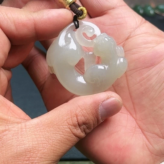 和田玉吊坠。未镶嵌