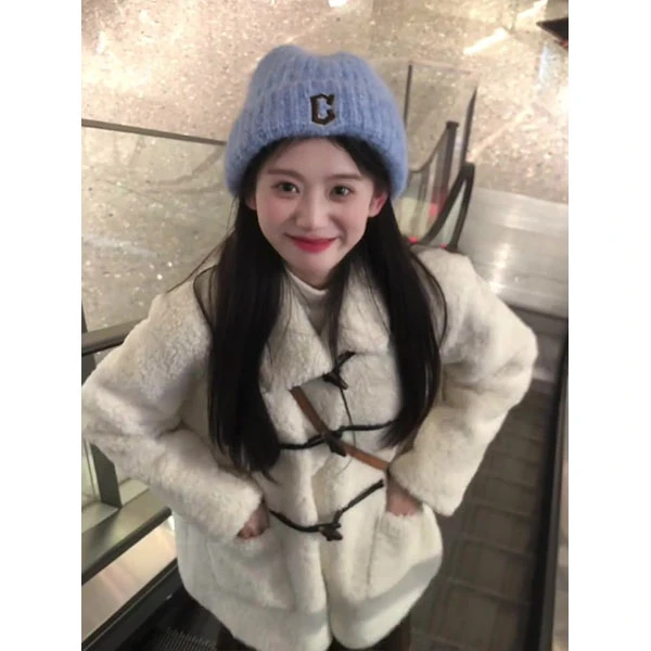 2025冬季新款巨好看的初冬白色牛角扣羊羔毛外套女内搭时尚套装