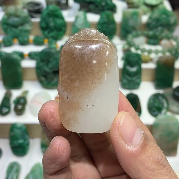 独山玉未镶嵌颈饰糖白无事牌