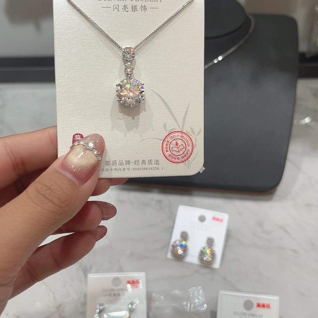 吊坠925银合成碳硅石5克拉160