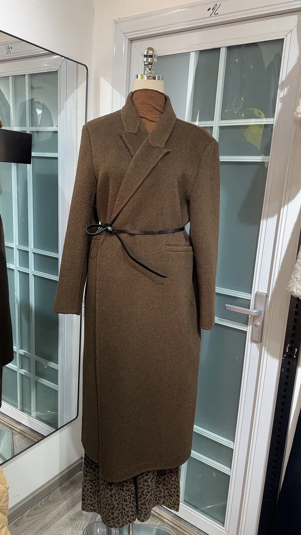 法式长款西装领大衣休闲时尚提申气质，细致羊毛制作手感柔软