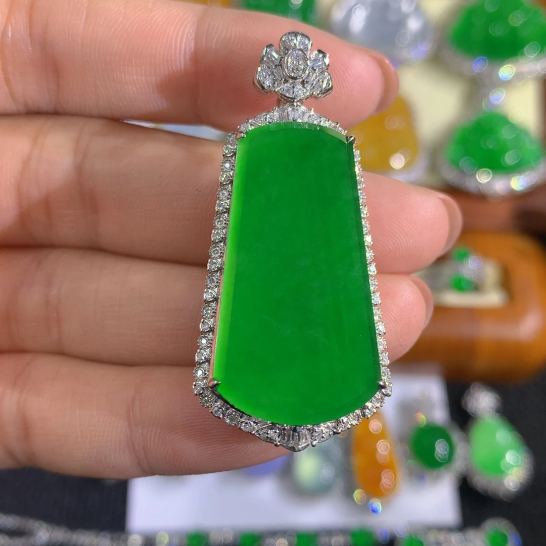 翡翠18K金镶嵌颈饰