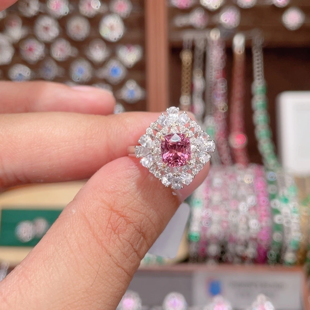 戒指18K金镶嵌尖晶石1.43ct 无烧缅甸