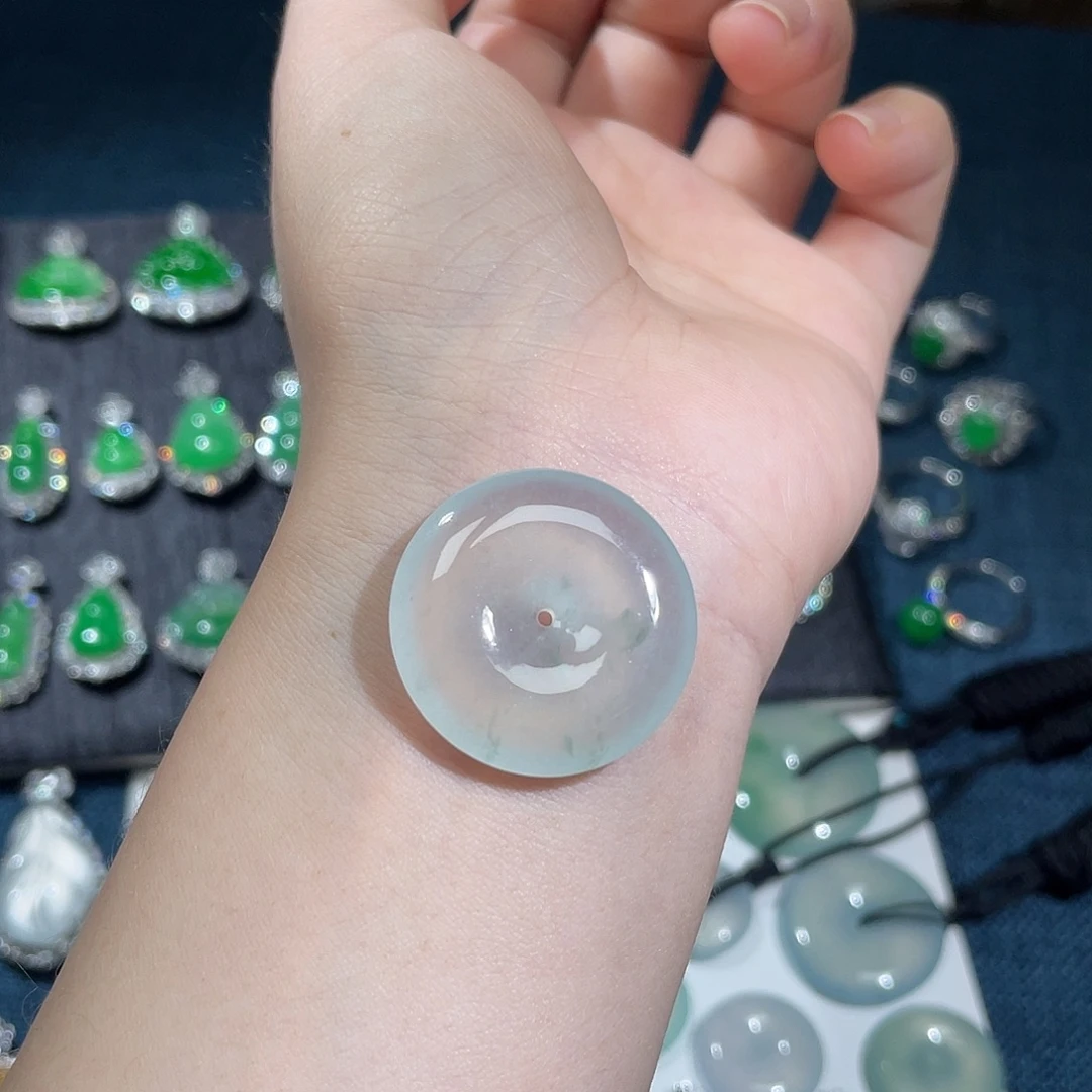 翡翠未镶嵌颈饰平安扣