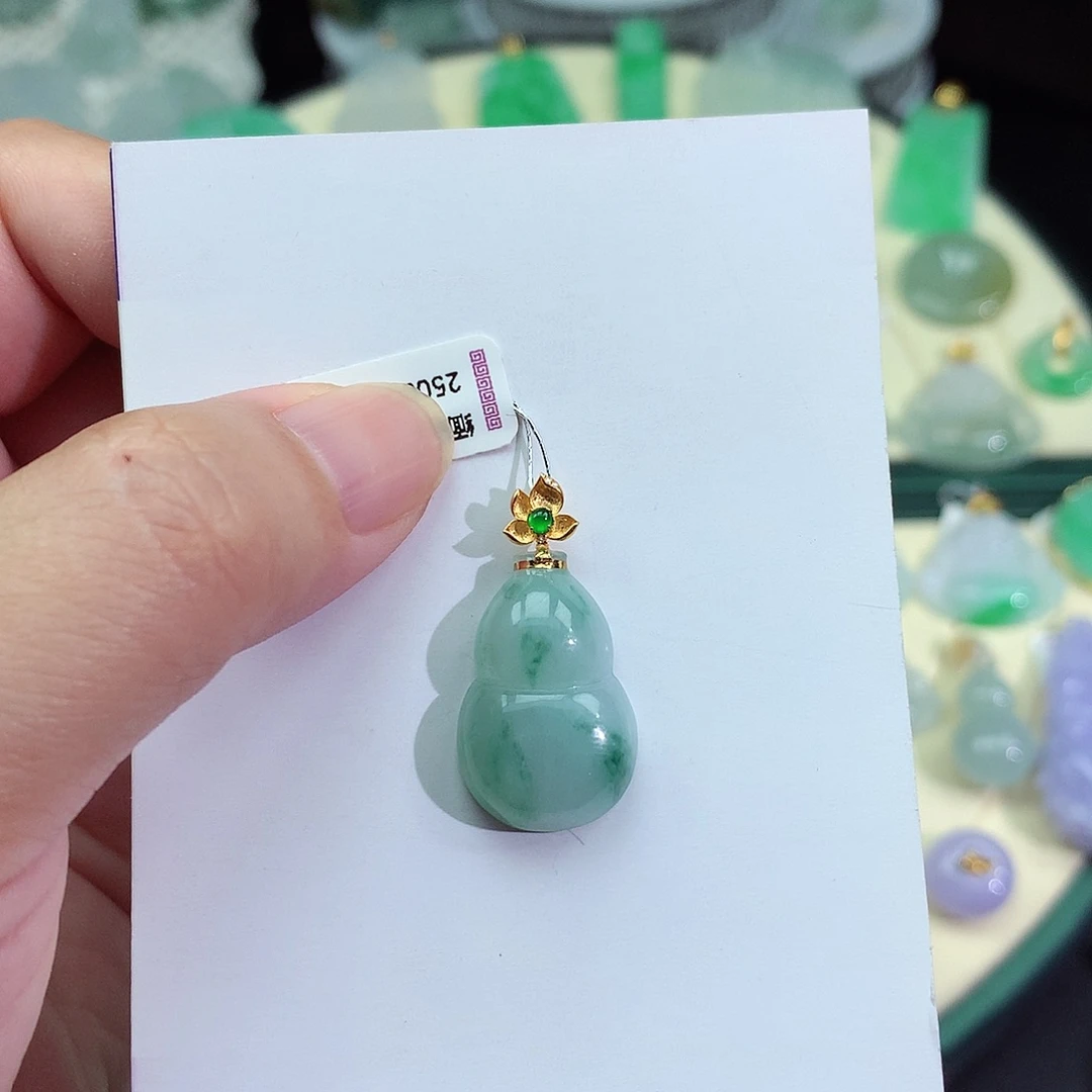翡翠18K金镶嵌颈饰葫芦