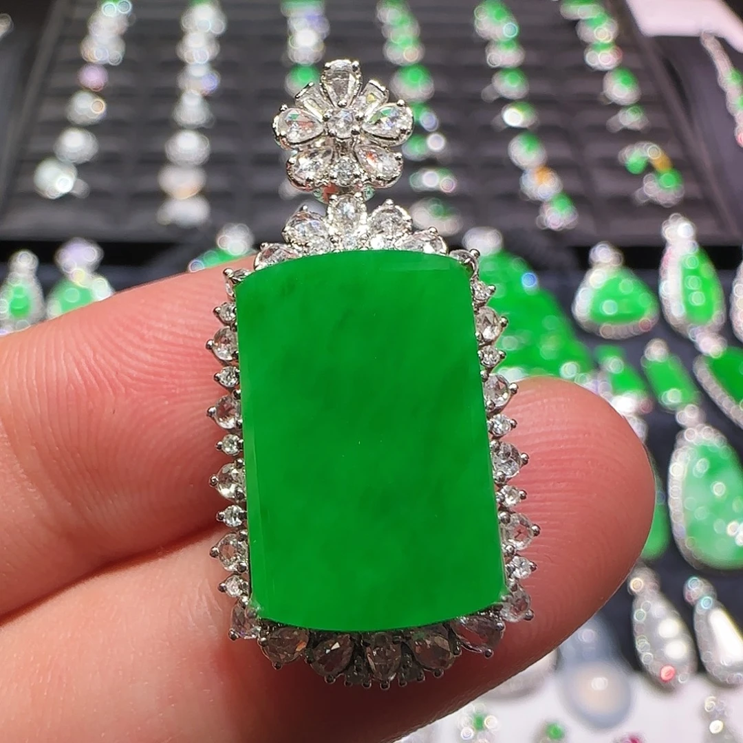 翡翠18K金镶嵌颈饰吊坠