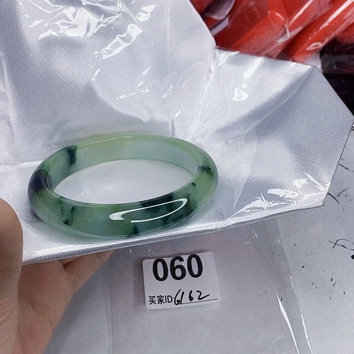 翡翠未镶嵌手镯一图一物实物为准（微瑕处理）