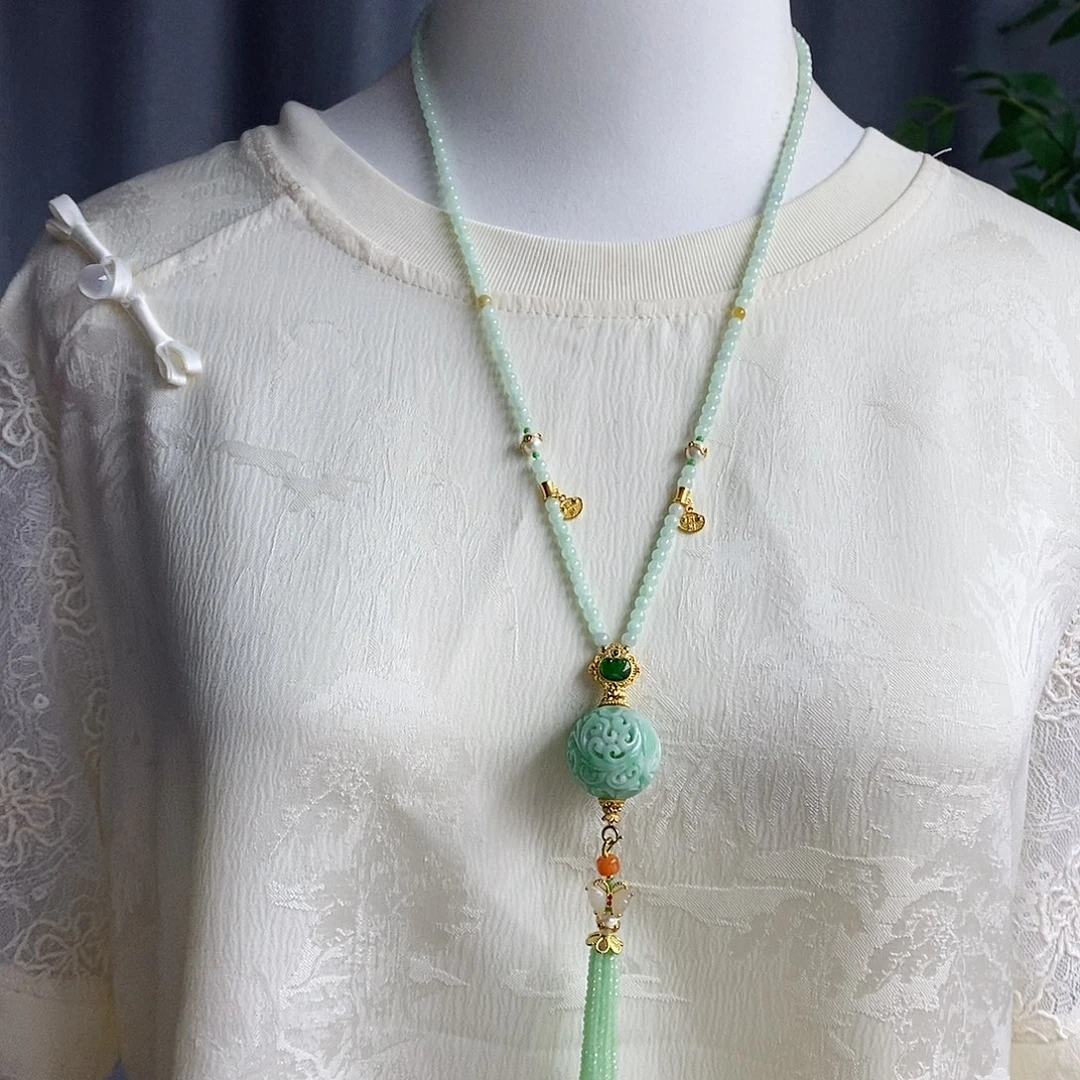 翡翠未镶嵌吊坠(赠链)