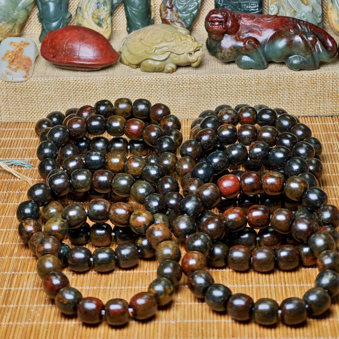 河磨玉析木绿皮穿肉手串，尺寸13*14mm。多样性发货，原色。随机发一