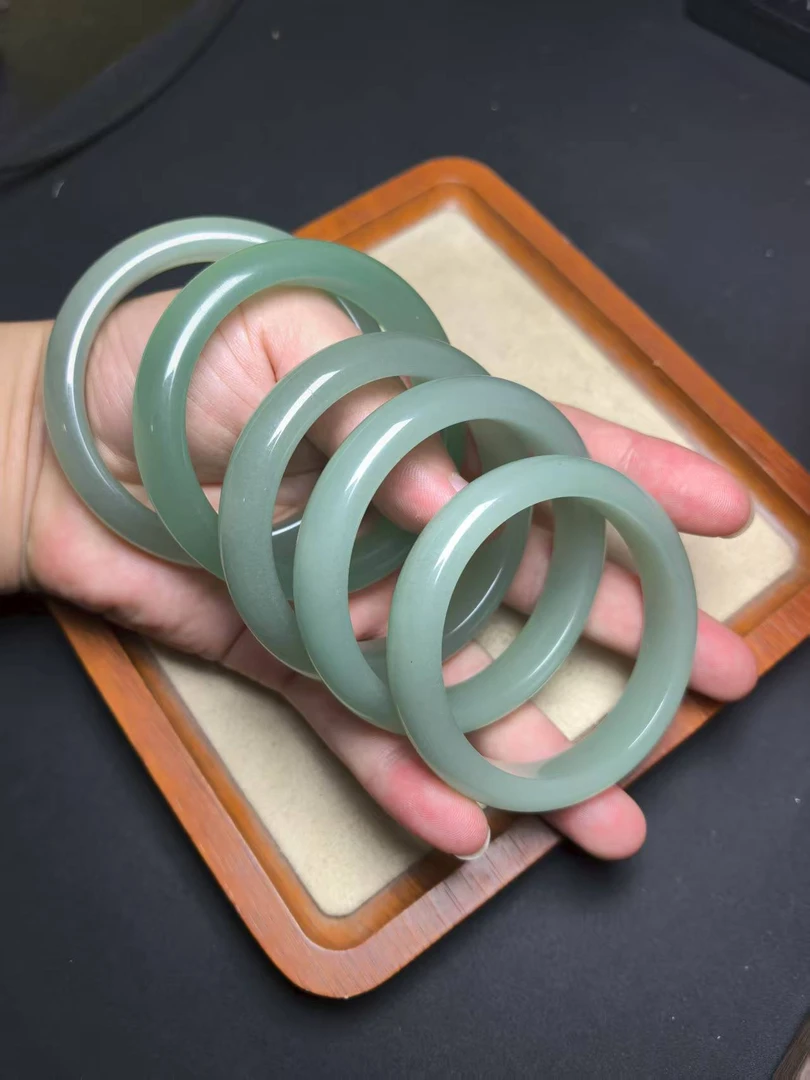 东陵玉手镯特惠（有石纹水线色根色点，拍一发一多样性发货）