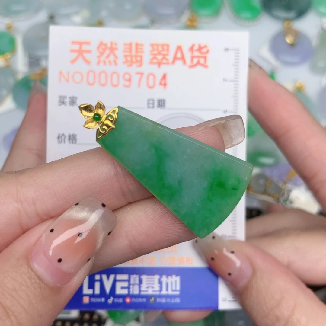 翡翠18K金镶嵌颈饰无事牌