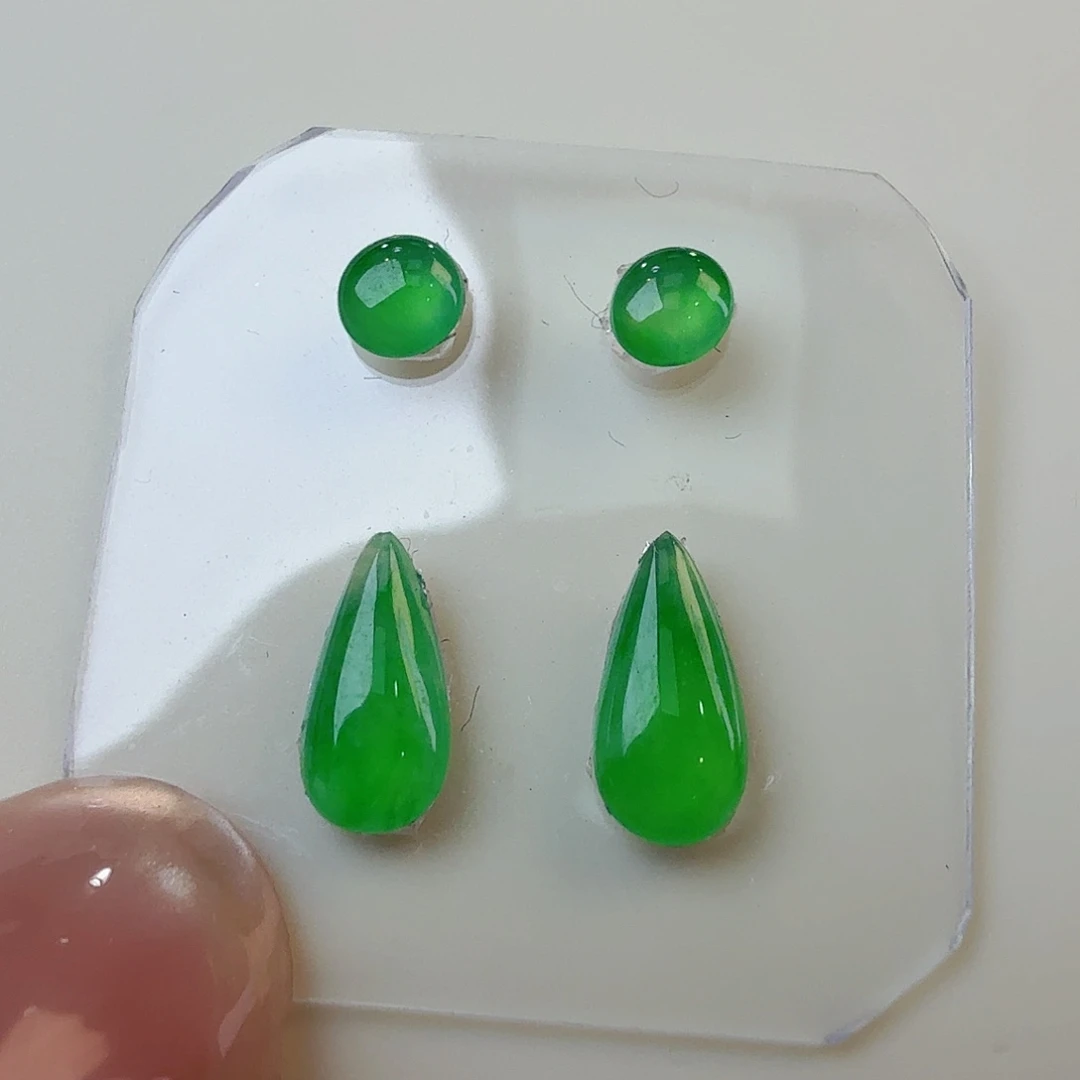 翡翠裸石瓜瓜一对