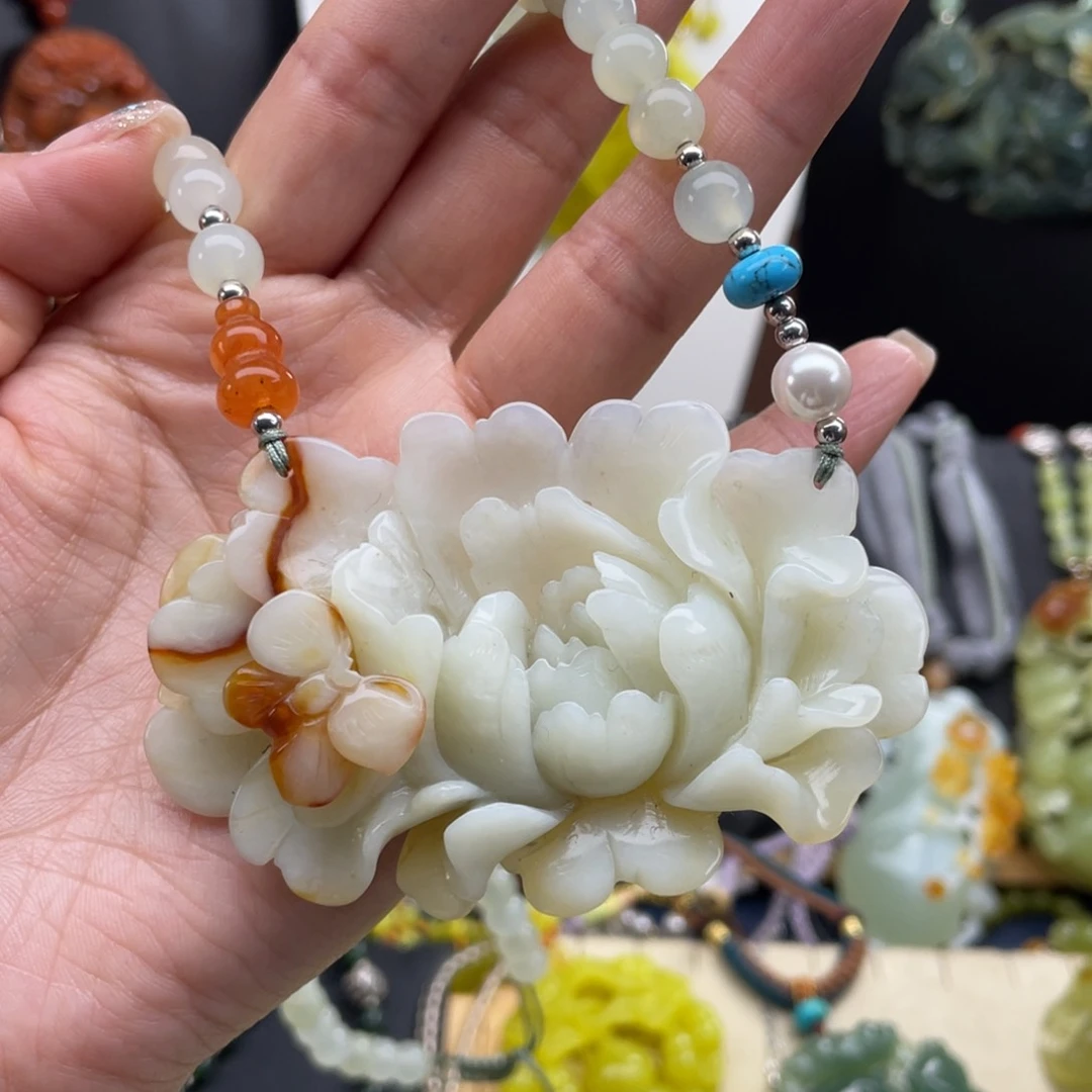 蛇纹石玉未镶嵌颈饰芝**可