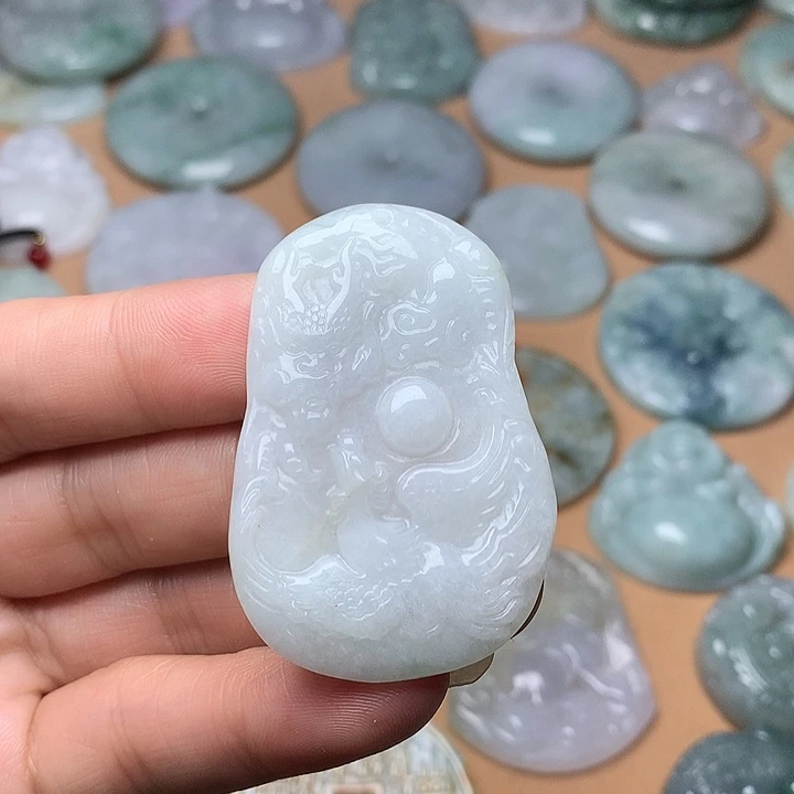 翡翠未镶嵌颈饰龙凤牌、有裂纹