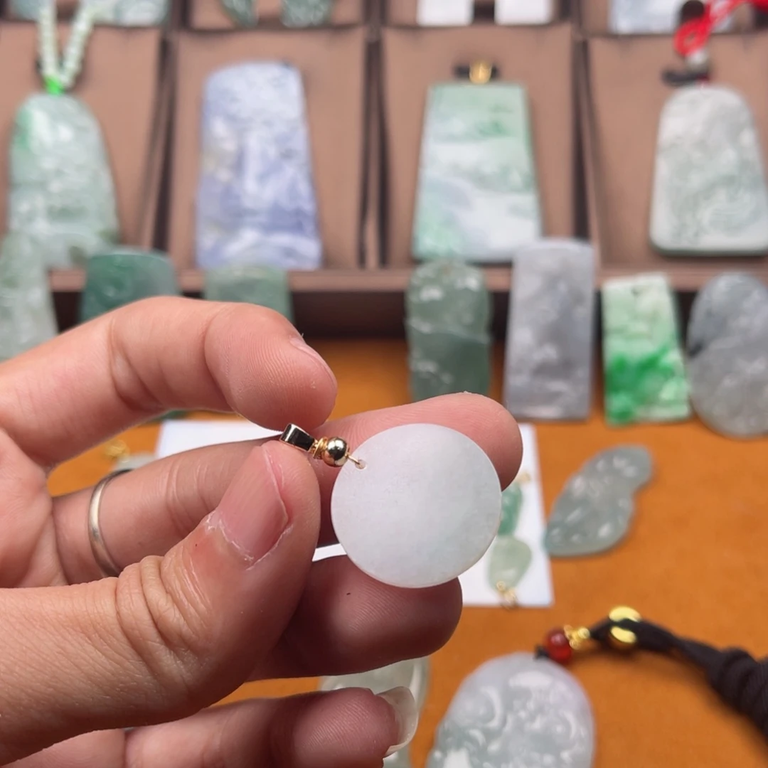 翡翠颈饰未镶嵌无事牌