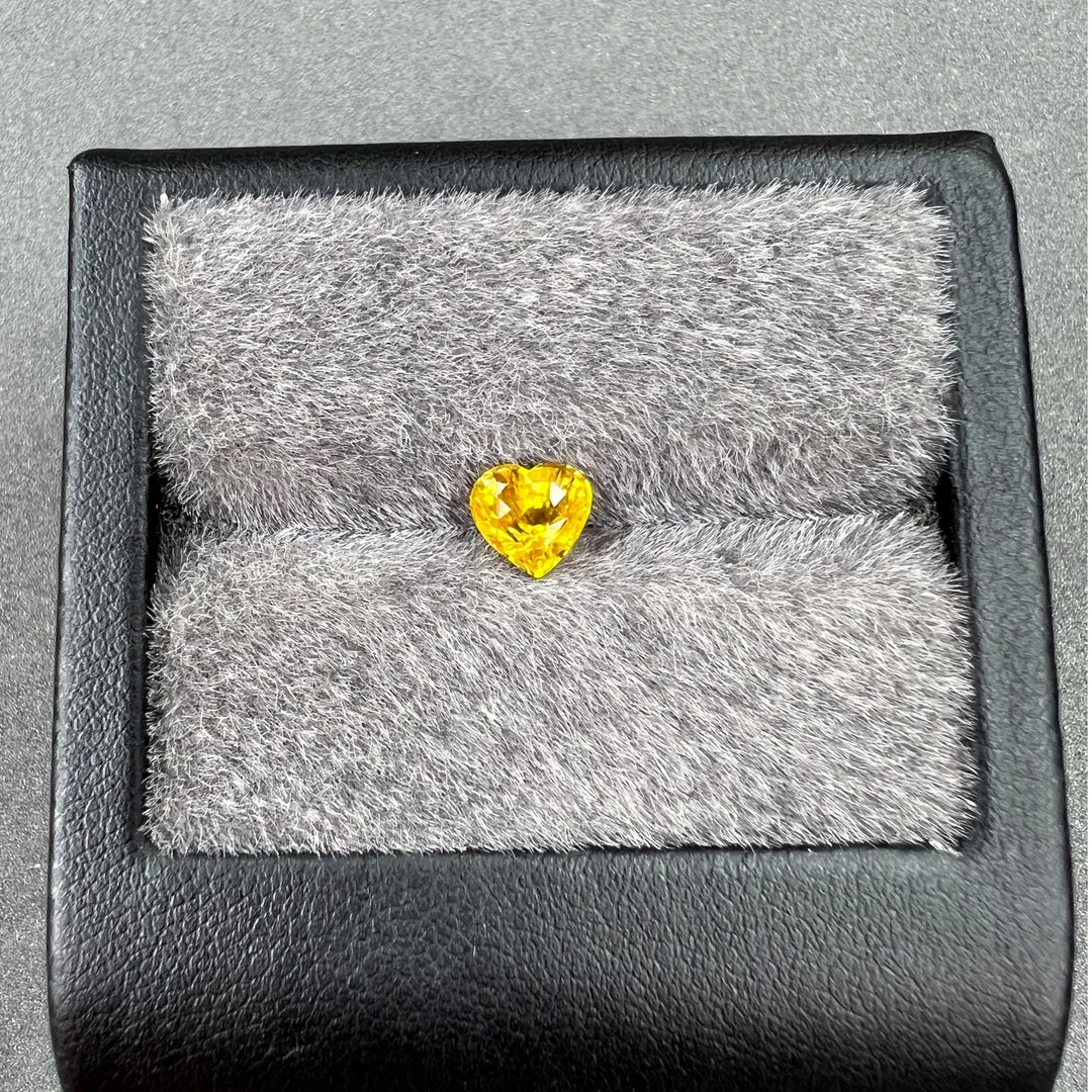 1.58CT 心形黄蓝宝石 金黄色 吉尔德证书带VB