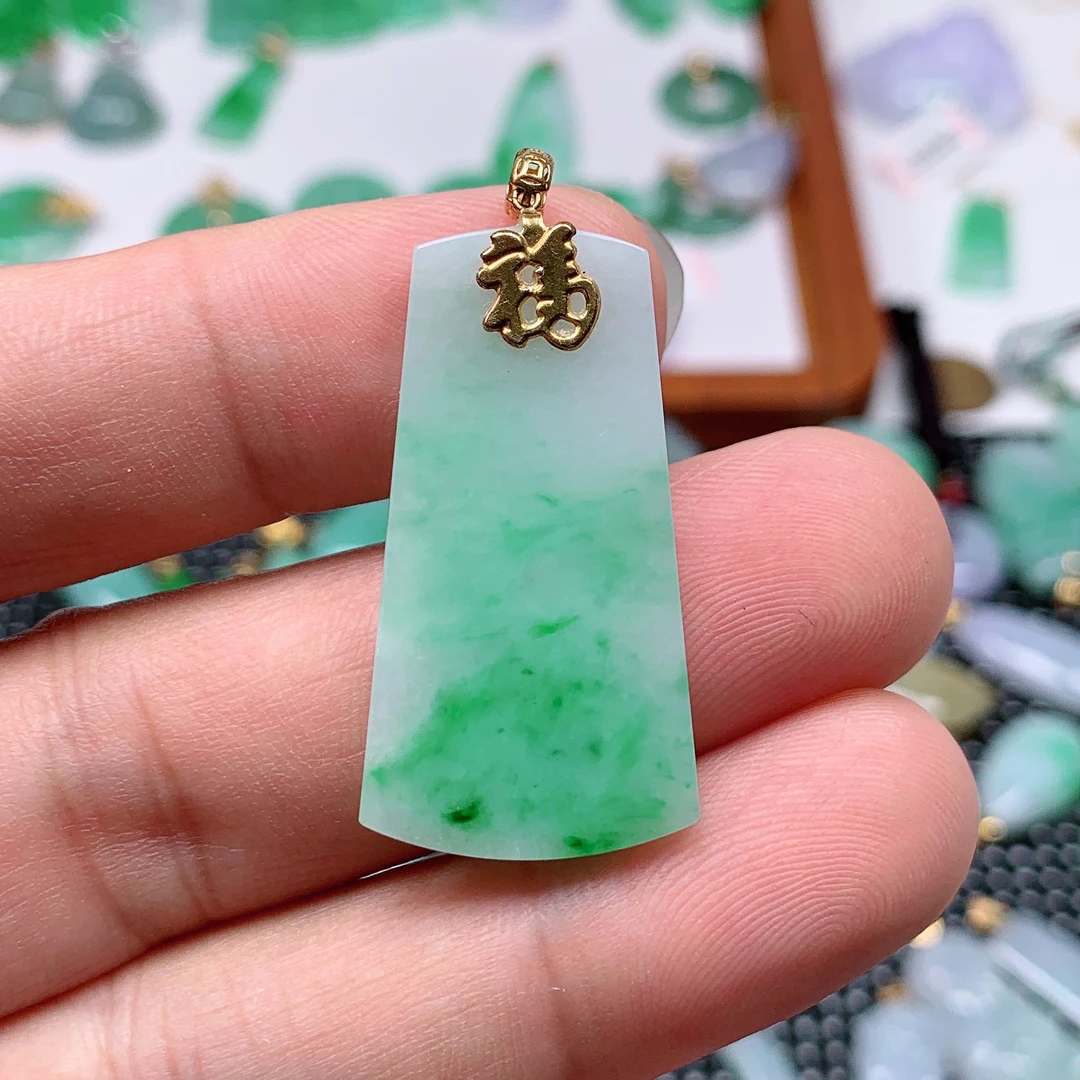 缅甸天然翡翠a货 18k金镶嵌飘绿无事牌吊坠36尺寸37.5x20x3.0