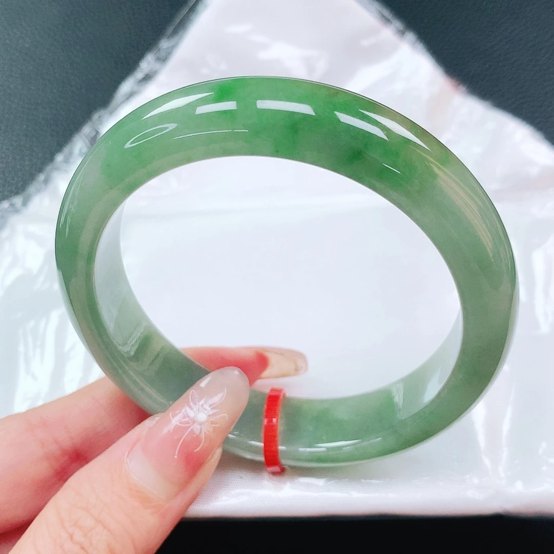 翡翠手镯未镶嵌56圈