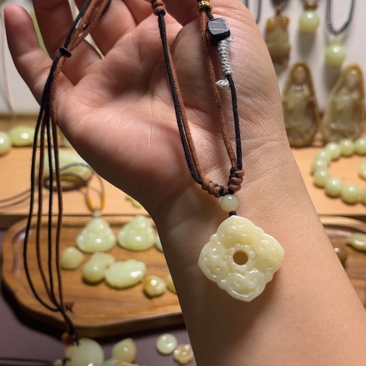 和田玉未镶嵌颈饰有纹，不退不退