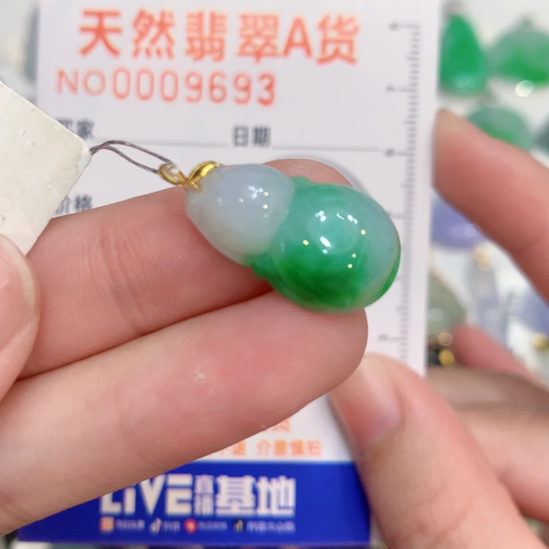 翡翠18K金镶嵌颈饰葫芦