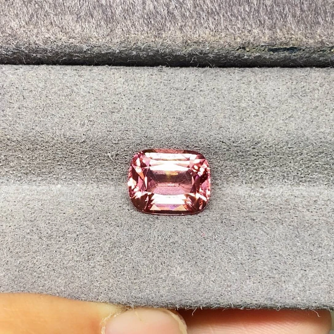 碧玺未镶嵌3.41克拉天然全净玻璃体满火彩莲花粉碧玺