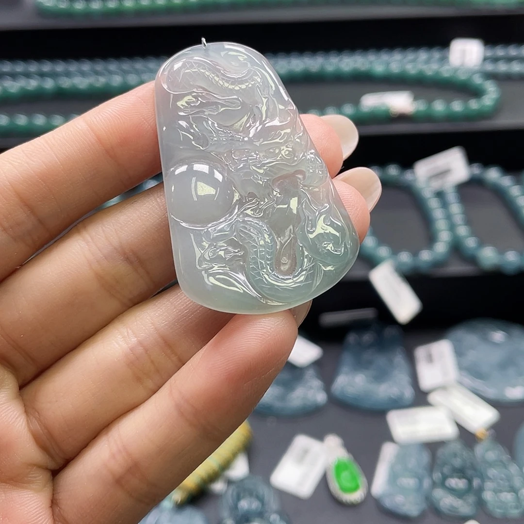 翡翠未镶嵌颈饰龙牌