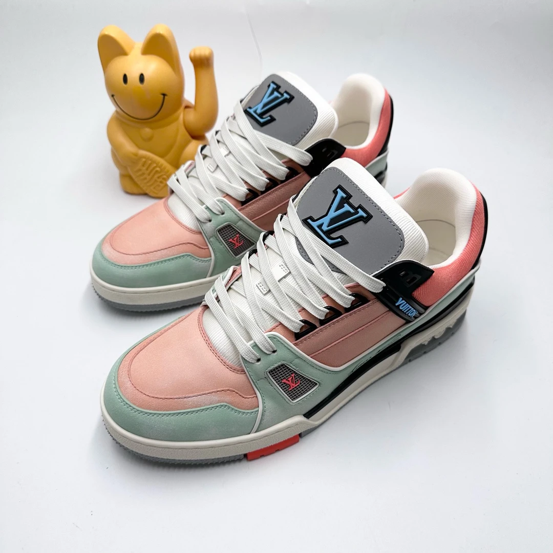 全新未使用 LouisVuitton/路易威登 0235/Lv/41.5码/马卡龙色板鞋