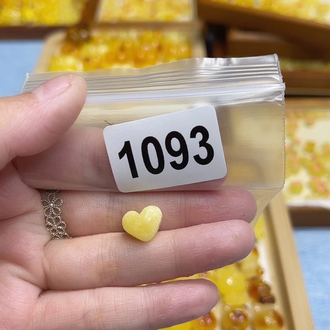 琥珀未镶嵌颈饰蜜蜡