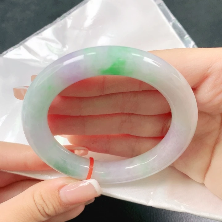 蔷****翡翠未镶嵌手镯55圈1517