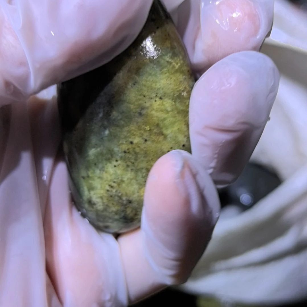 用***3有机玻璃藏玉药王石原石手把件