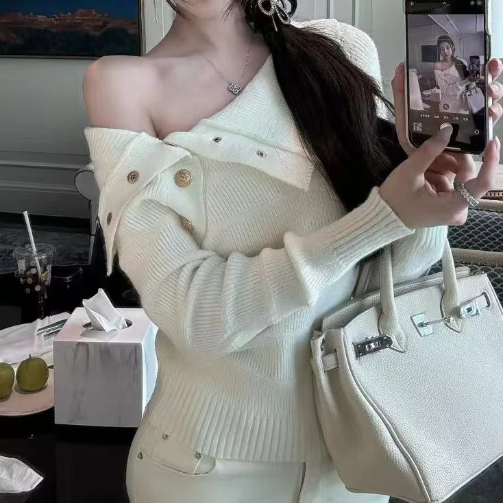 高级感金扣一字肩翻领针织衫女气质露肩显瘦毛衣上衣